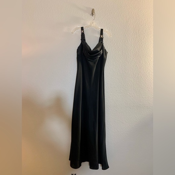 Black Evening Dress worn once.
Adjustable straps Room for bust,  slimming. - Picture 3 of 5